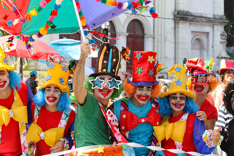 游行的世界上最大的狂欢节街区“Galo da Madrugada”。